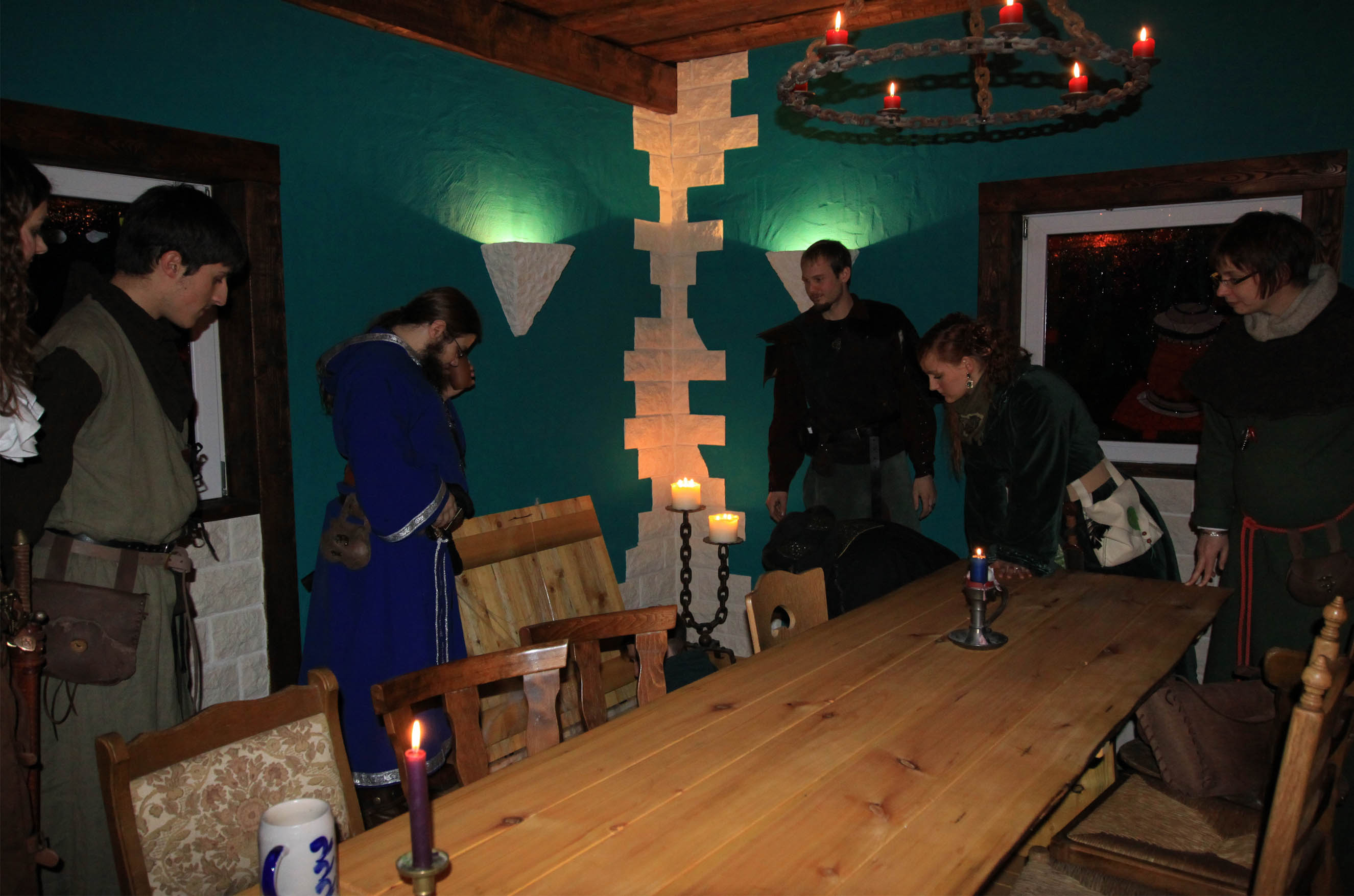 Hier findest du ein Bild aus der Larp Taverne zum fröhlichen Ferkel. Eine Larp Taverne der ganz besonderen Art. Nicht nur gemütlich feiern sondern auch...